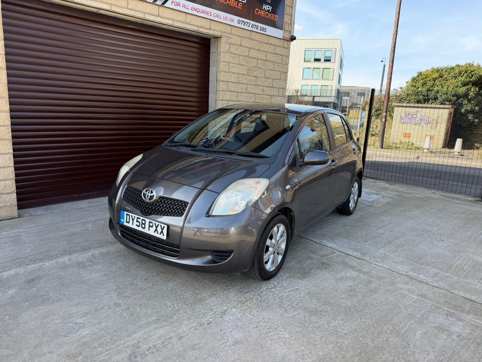 Toyota Yaris - image 1 of 24