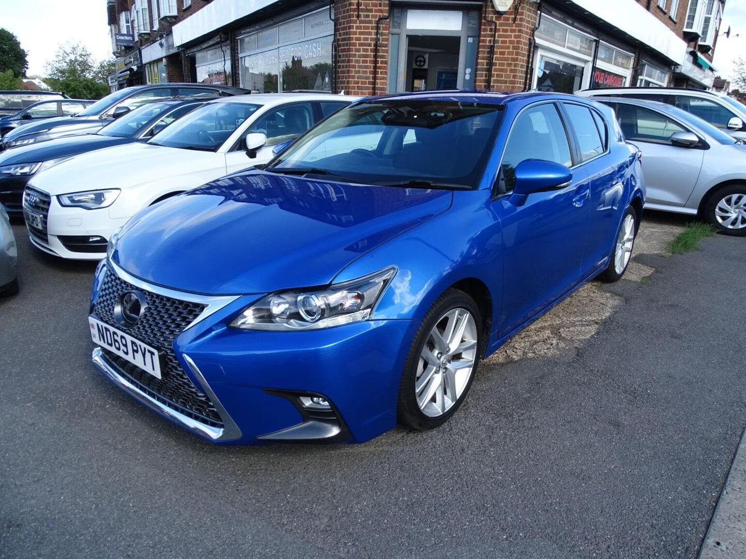 Lexus CT - image 1 of 28