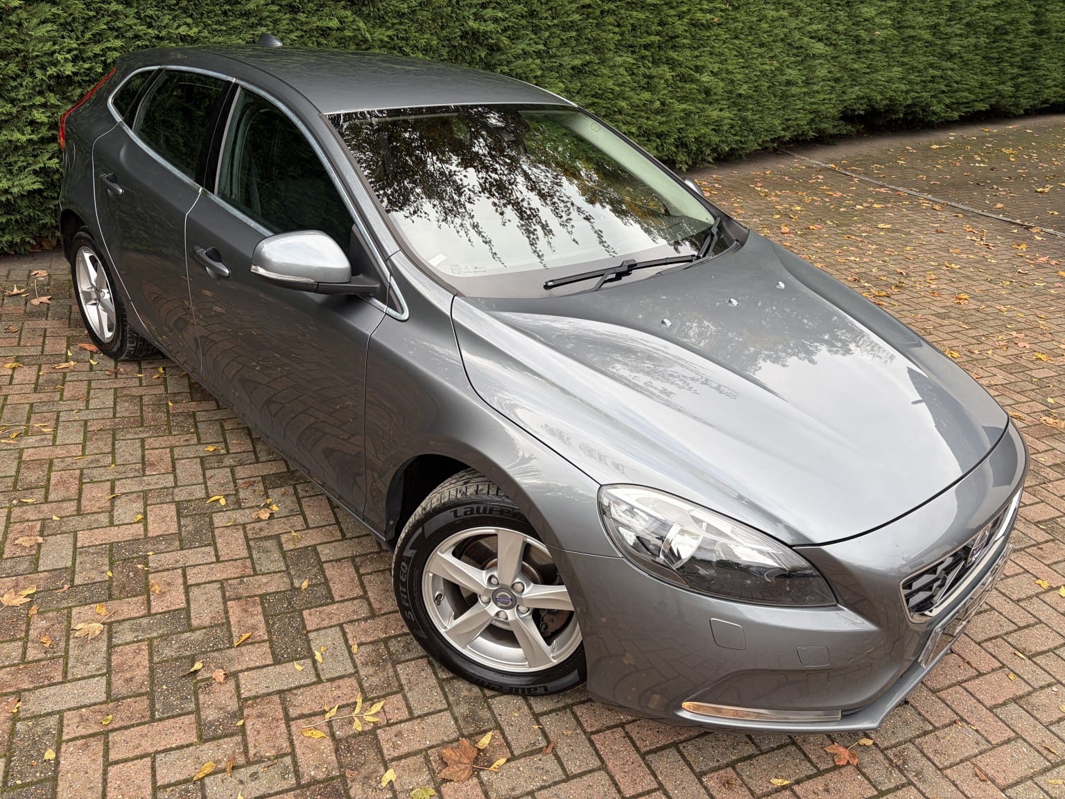 2016 Volvo V40 2.0 SE D2 in grey — photo 1 of 40