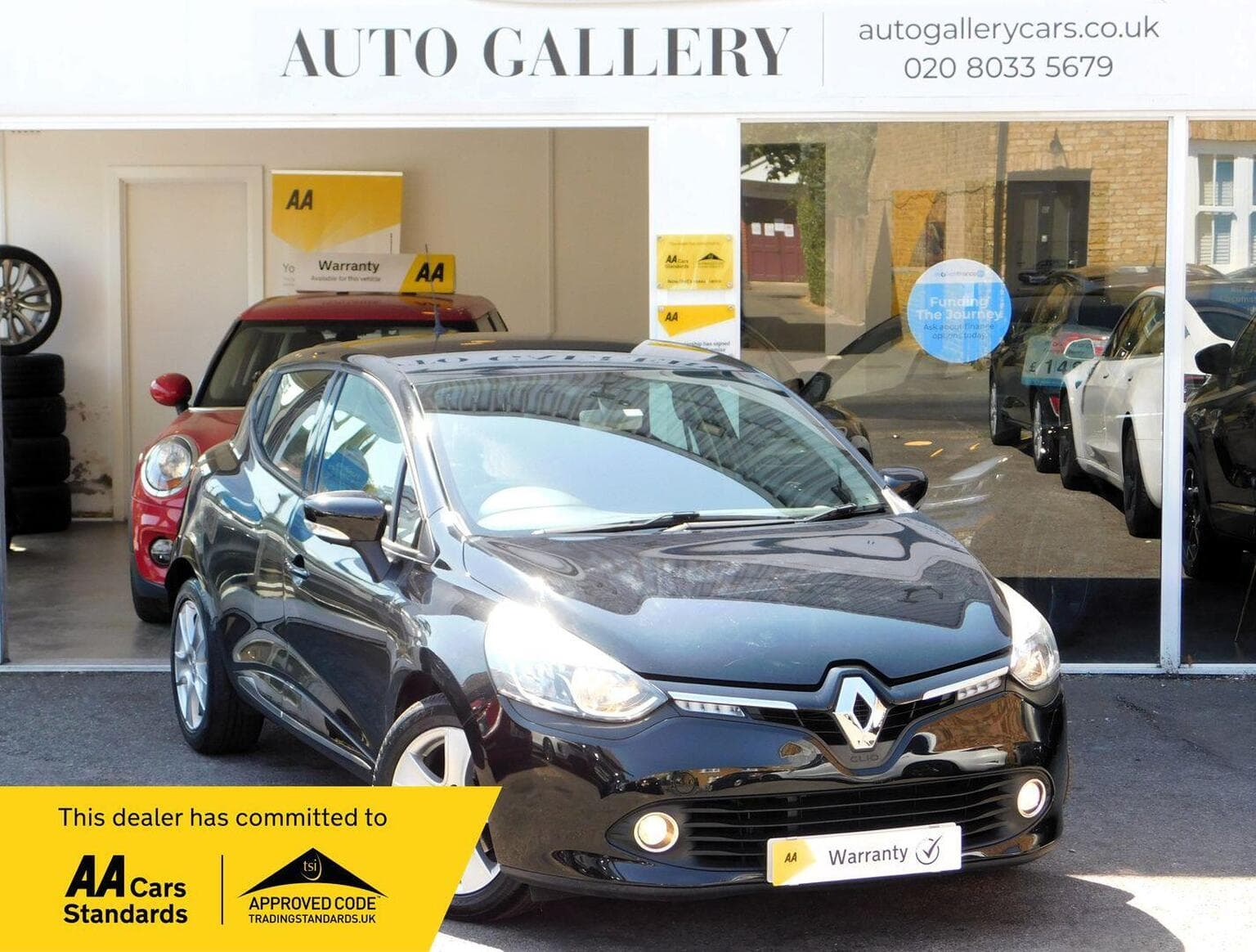 Renault Clio - image 1 of 98