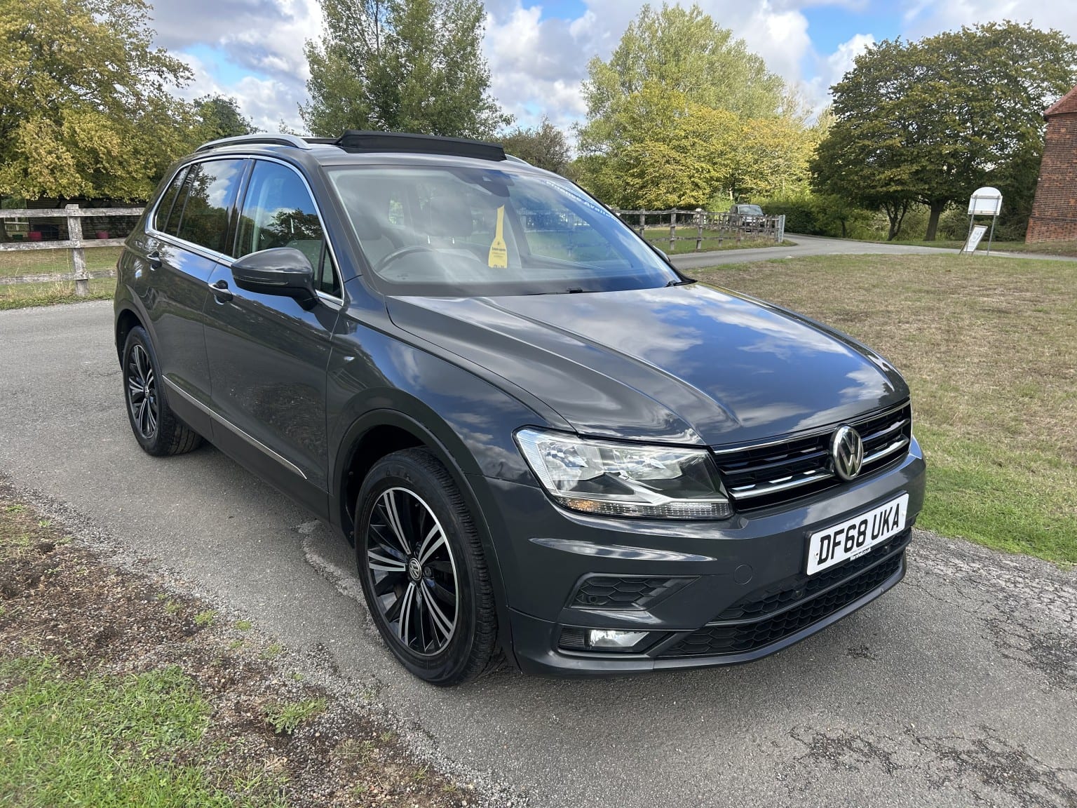 2019 Volkswagen Tiguan 1.5 TSI EVO SE Navigation in grey — photo 1 of 36