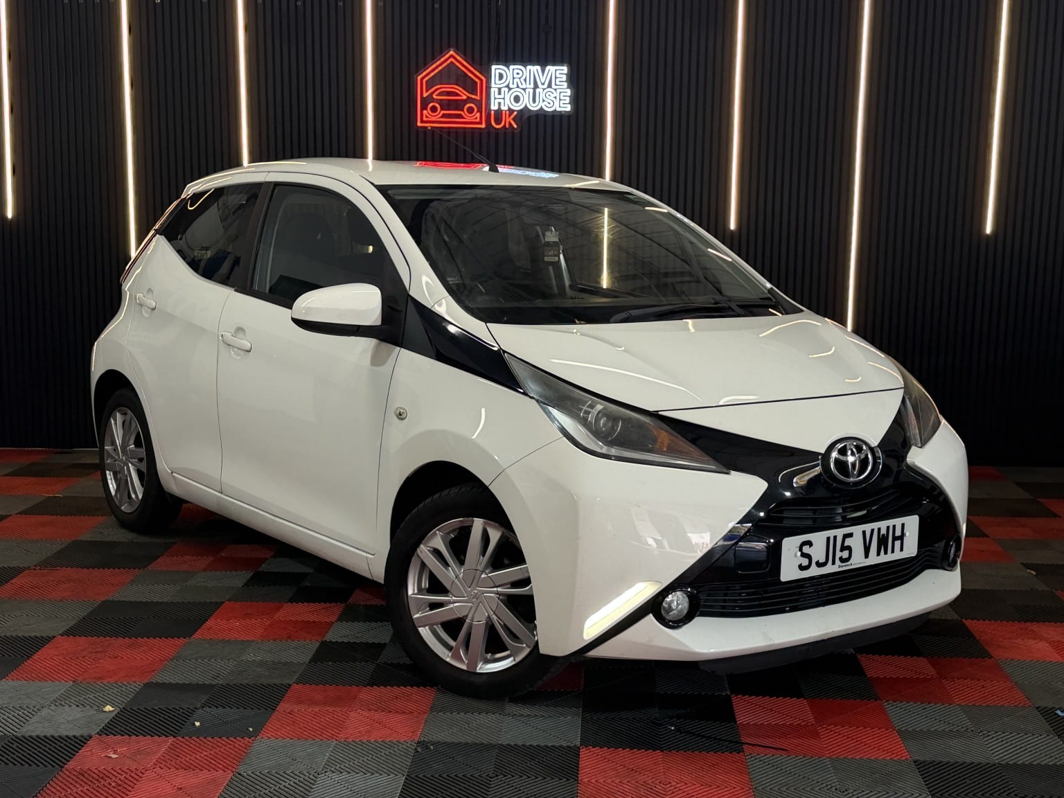 2015 Toyota Aygo 1.0 VVT-i x-pression in white — photo 1 of 18