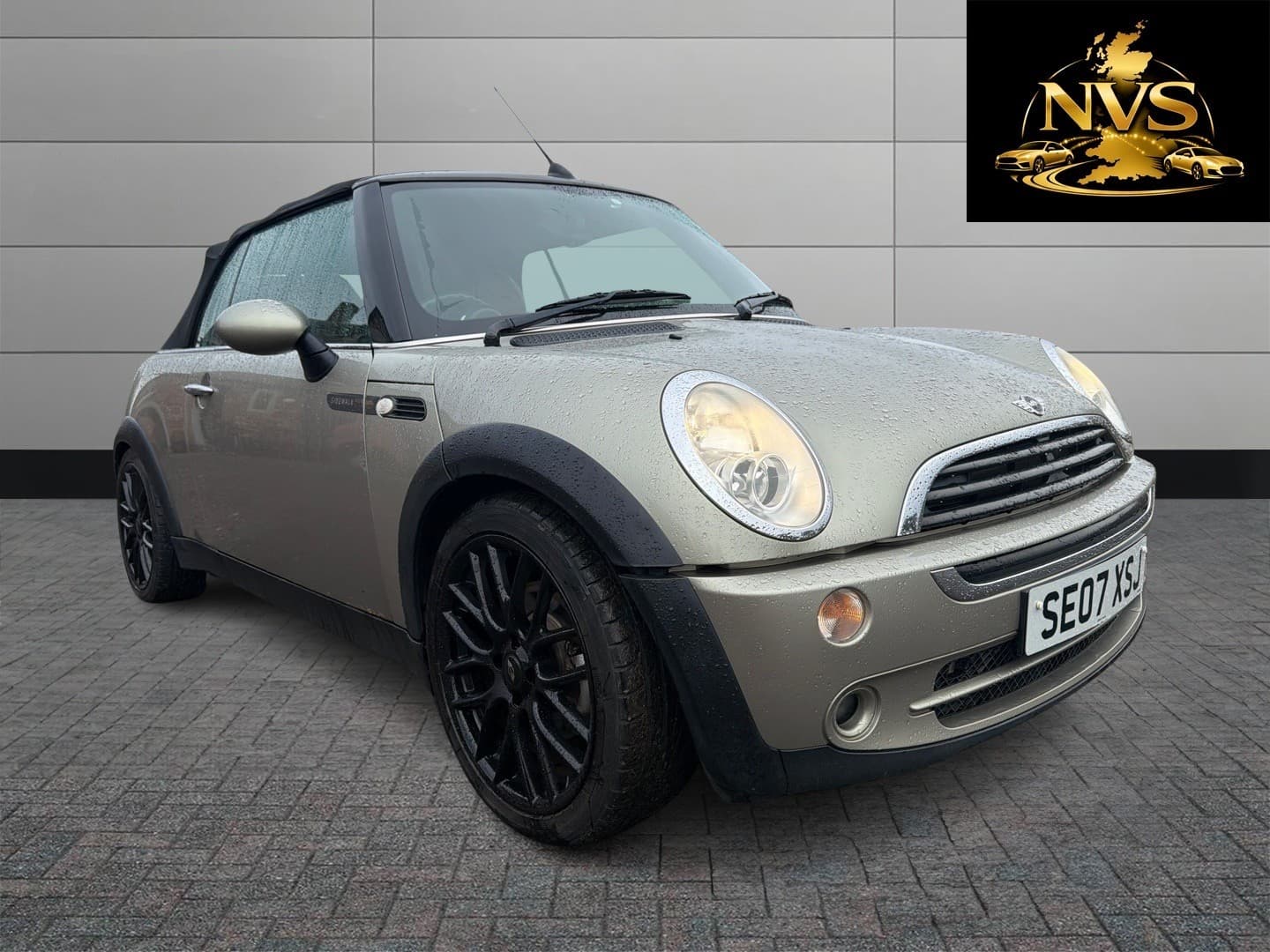 MINI Convertible - image 1 of 13