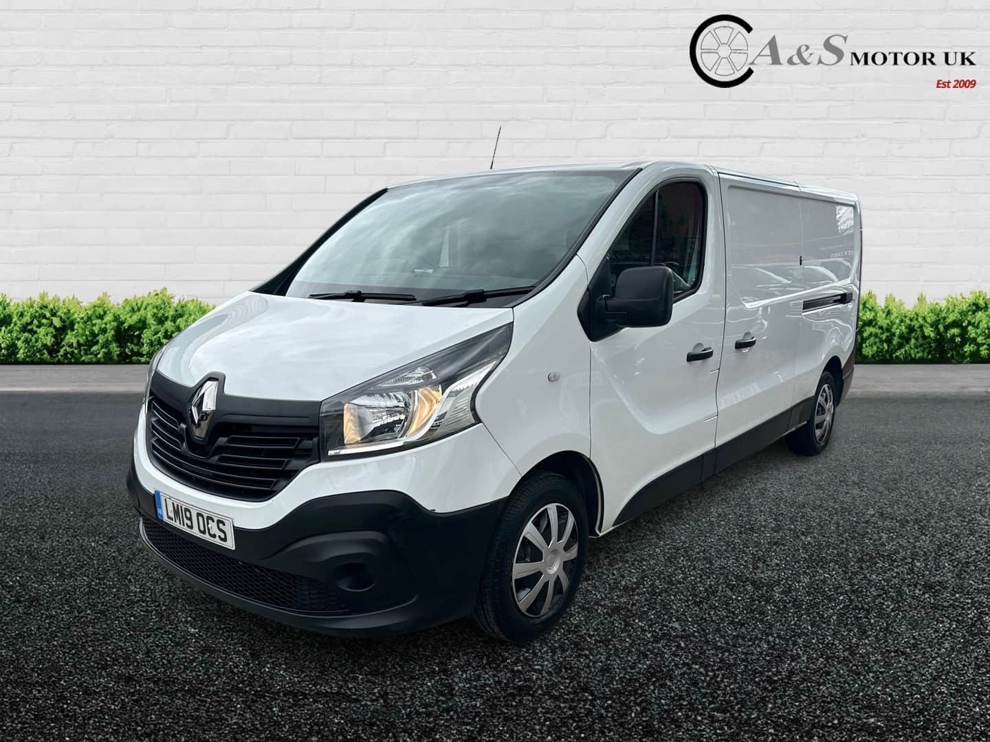 Renault Trafic - image 1 of 15