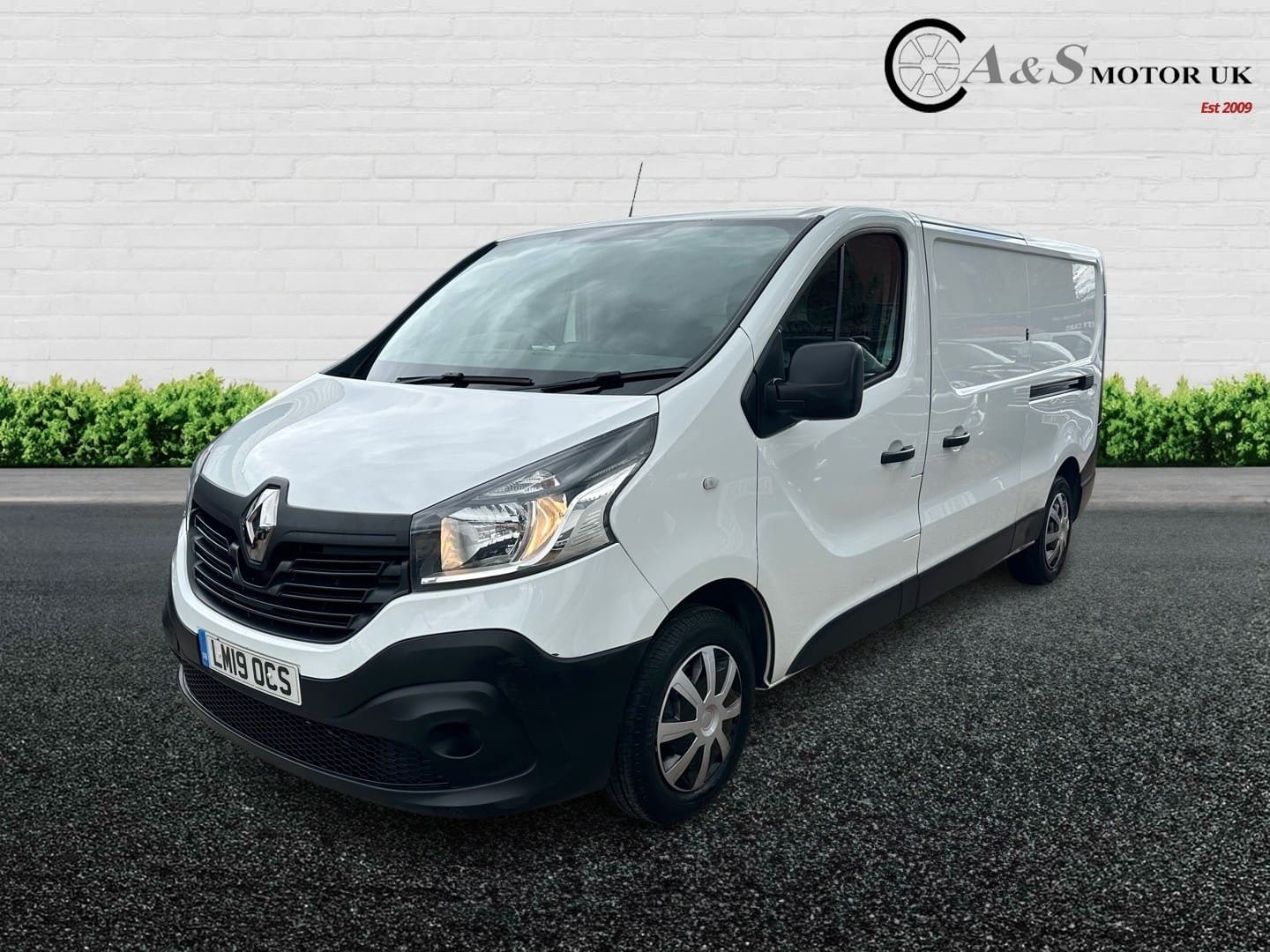 Renault Trafic - image 1 of 15