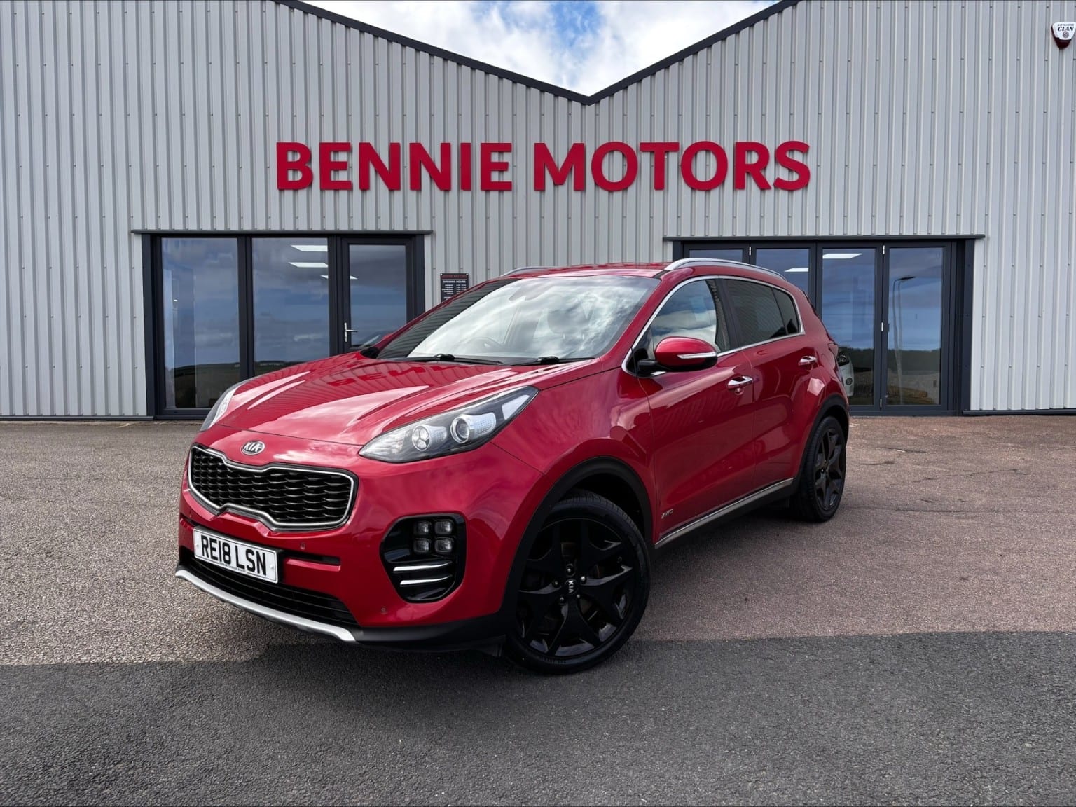 Kia Sportage - image 1 of 33
