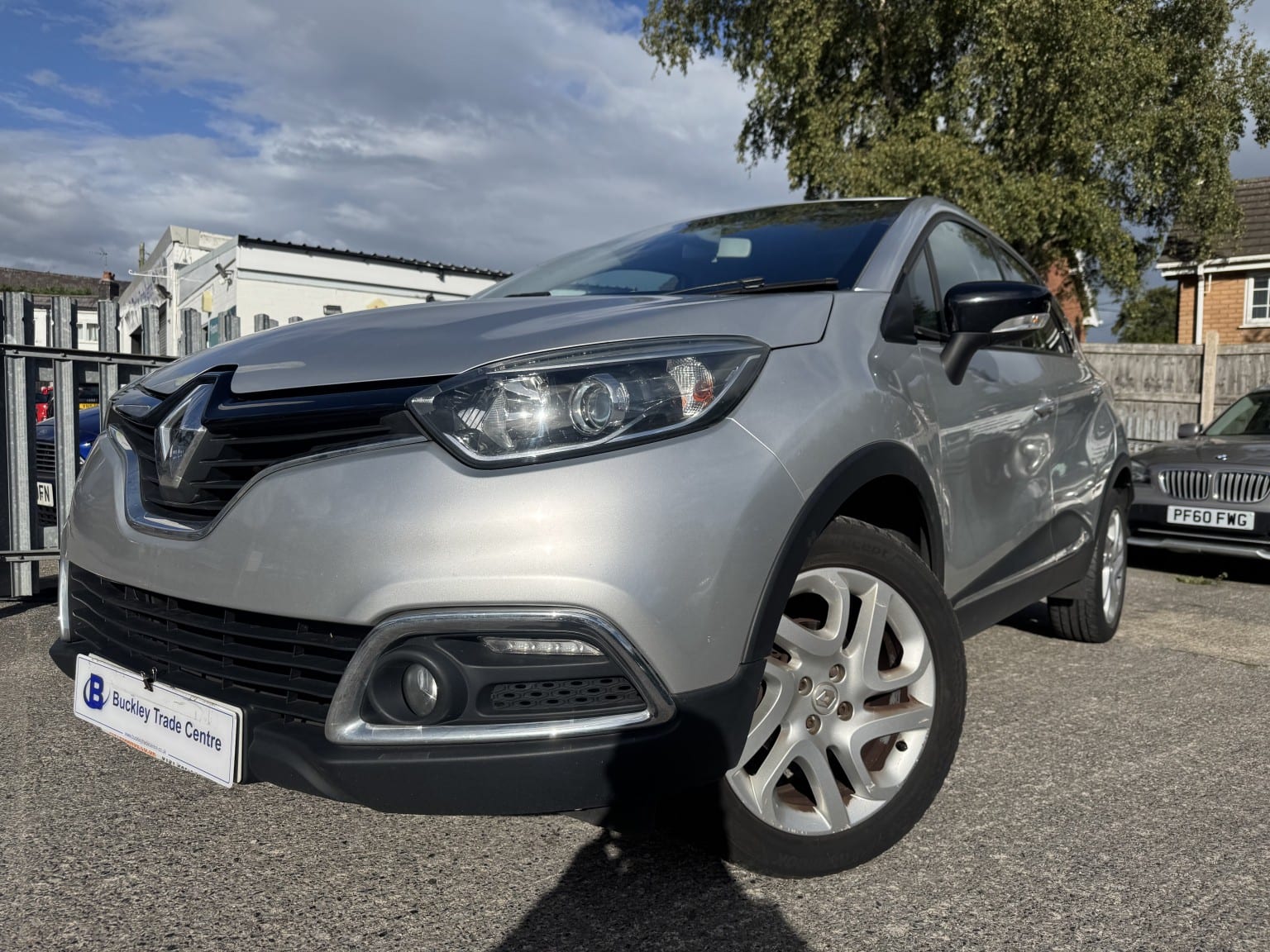 Renault Captur - image 1 of 8