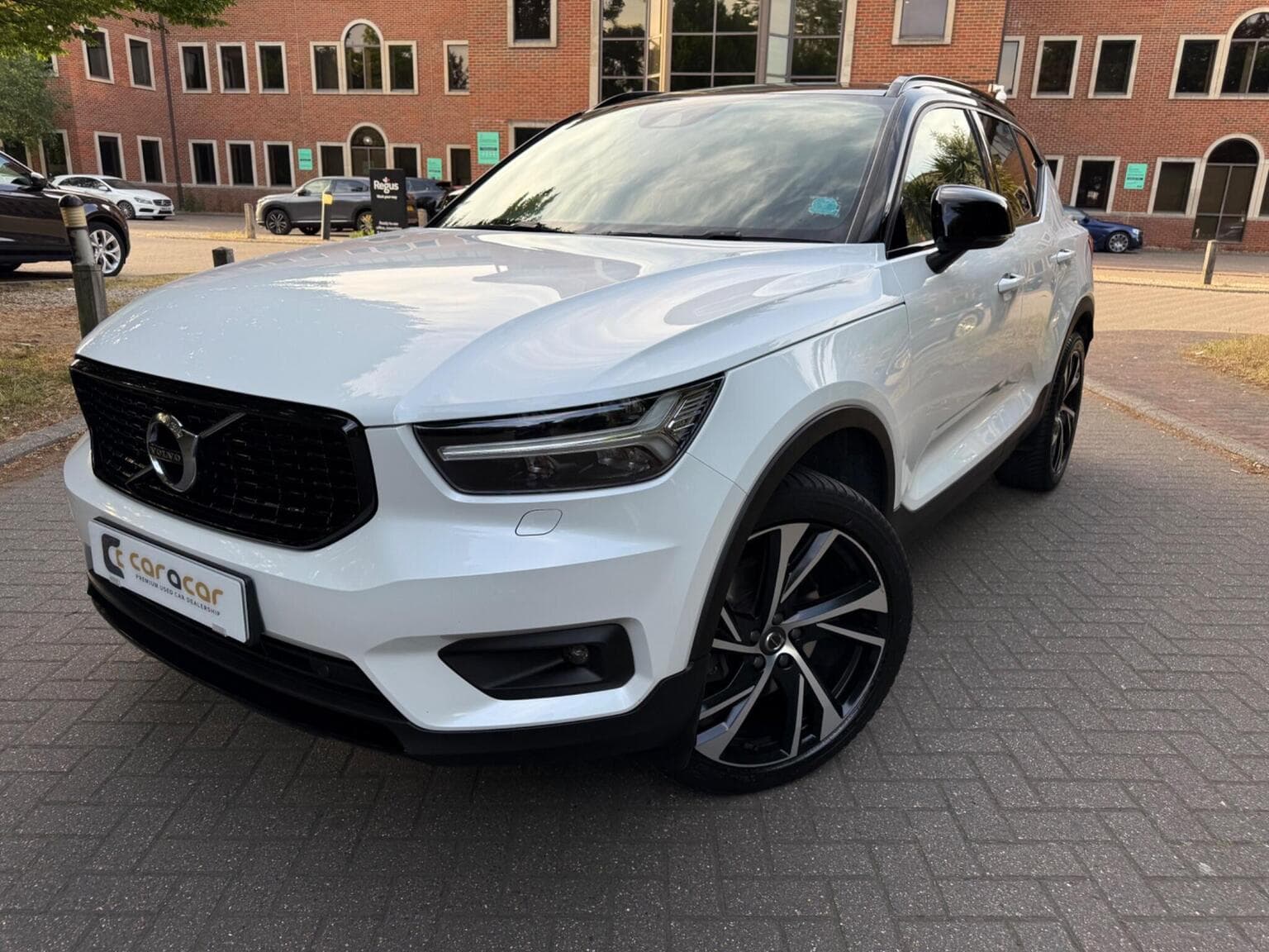 Volvo XC40 - image 1 of 73