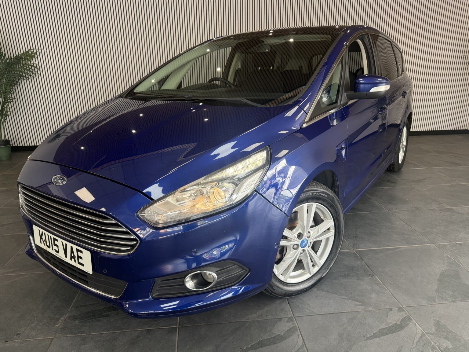 Ford S-MAX - image 1 of 29