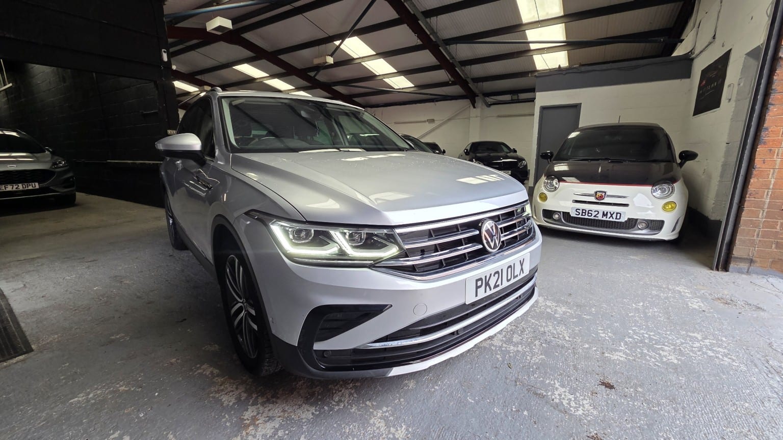 Volkswagen Tiguan - image 1 of 18