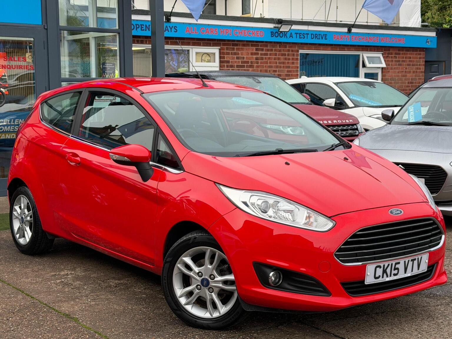2015 Ford Fiesta 1.25 Zetec Euro 5 3dr in red — photo 1 of 68