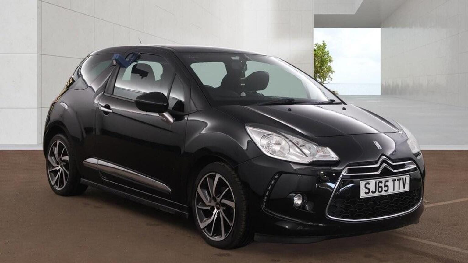 DS Automobiles DS 3 - image 1 of 13