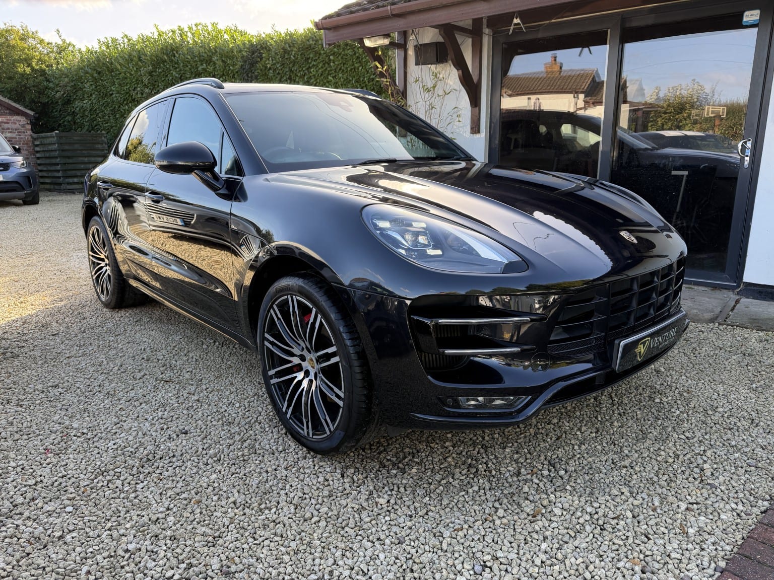 Porsche Macan - image 1 of 46