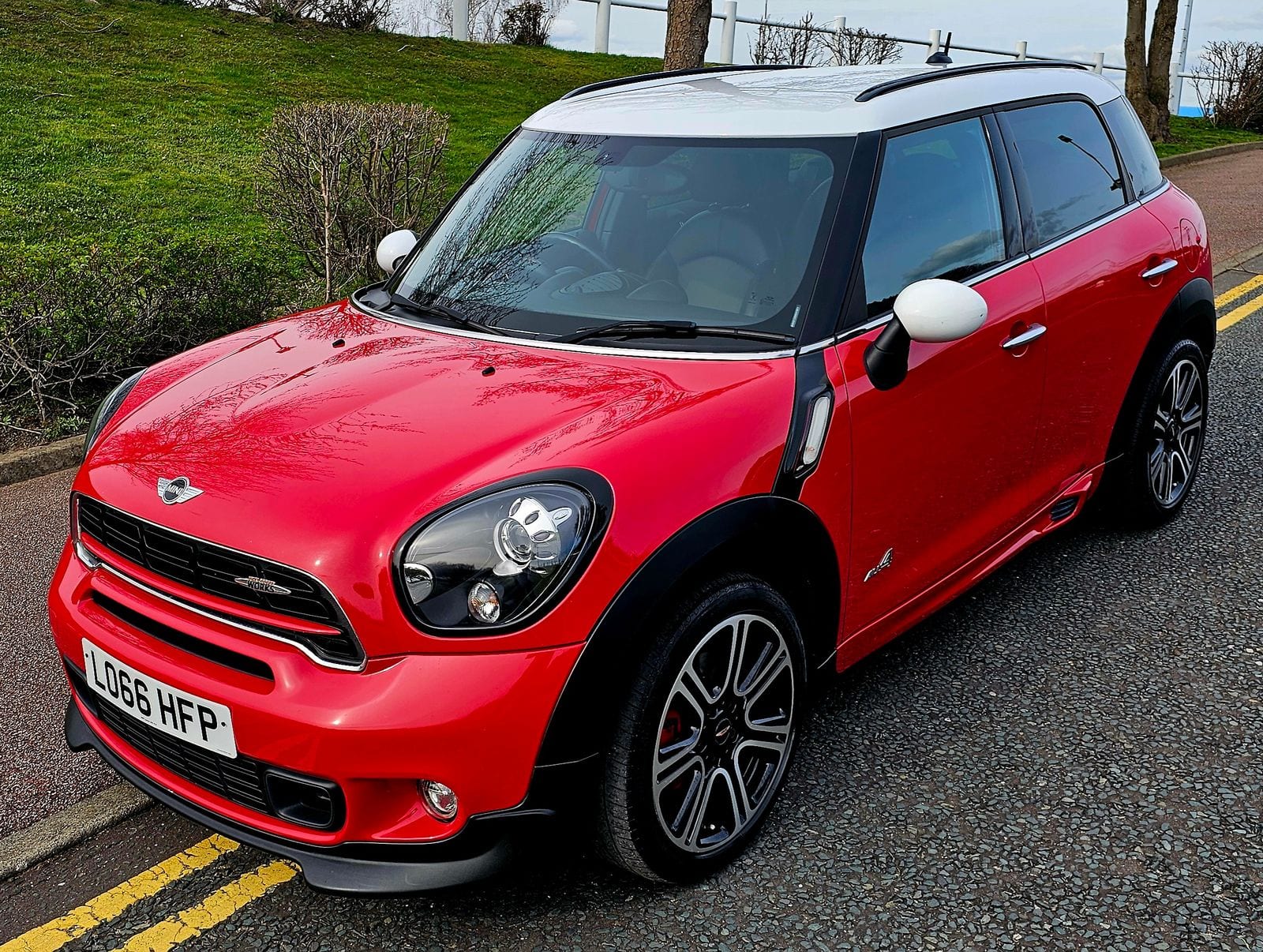 MINI Countryman - image 1 of 49
