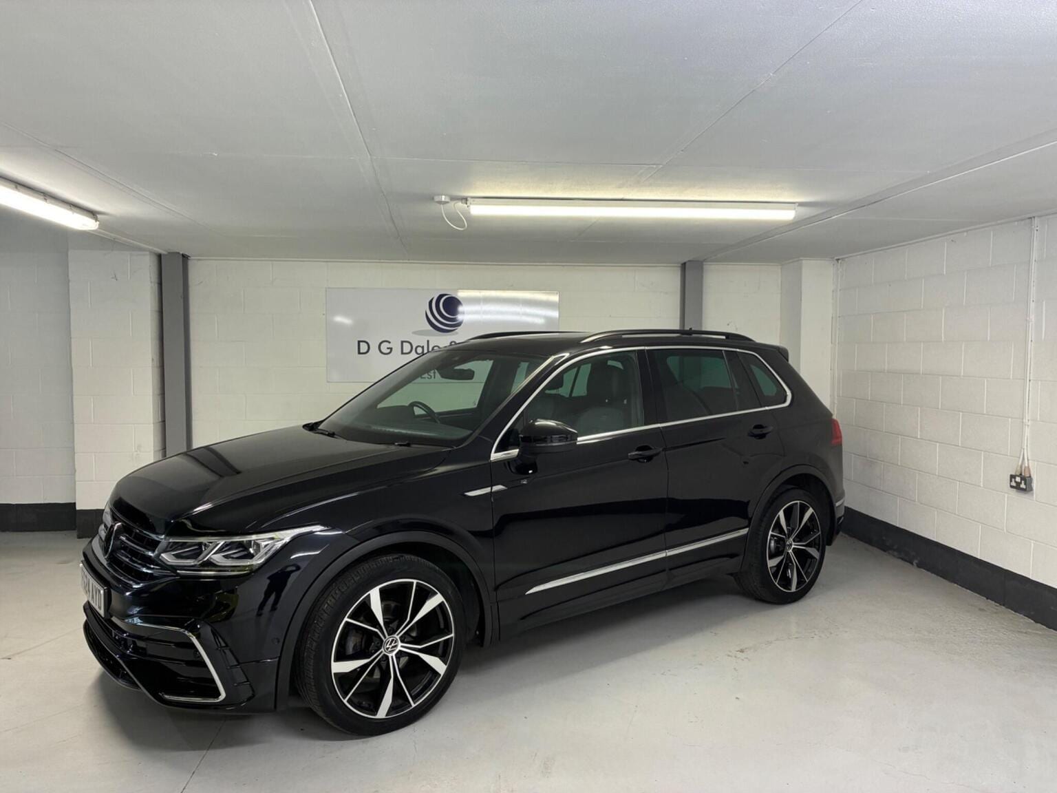 2024 Volkswagen Tiguan 1.5 TSI R-Line Edition DSG Euro 6 (s/s) in black — photo 1 of 14