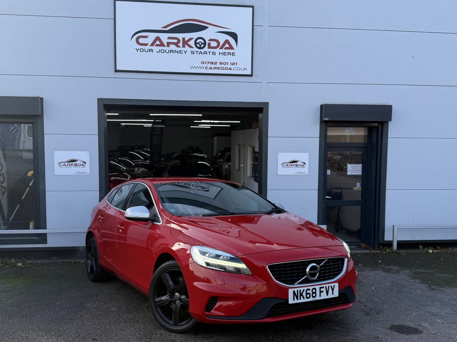 Volvo V40 - image 1 of 90