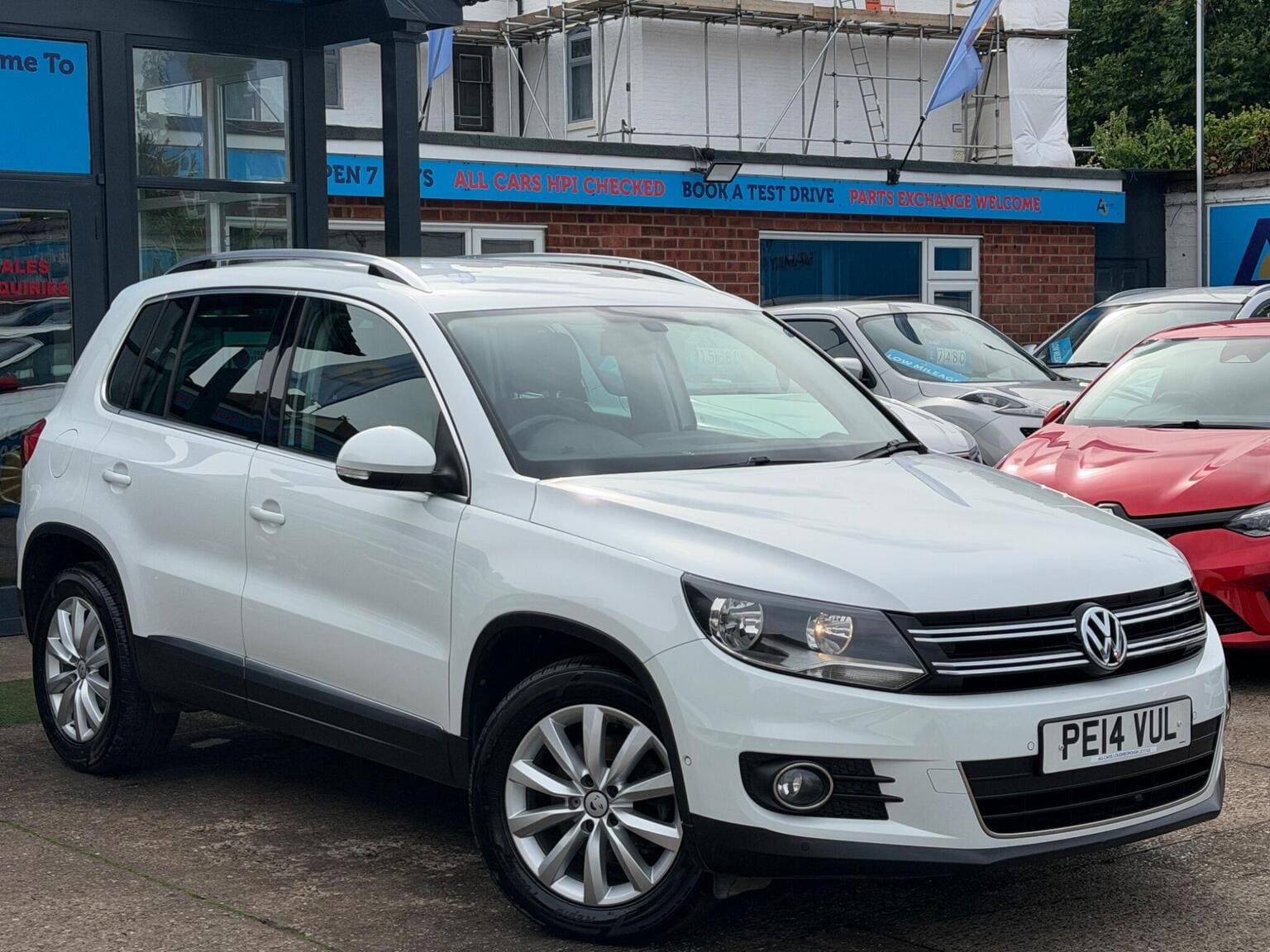 Volkswagen Tiguan - image 1 of 66