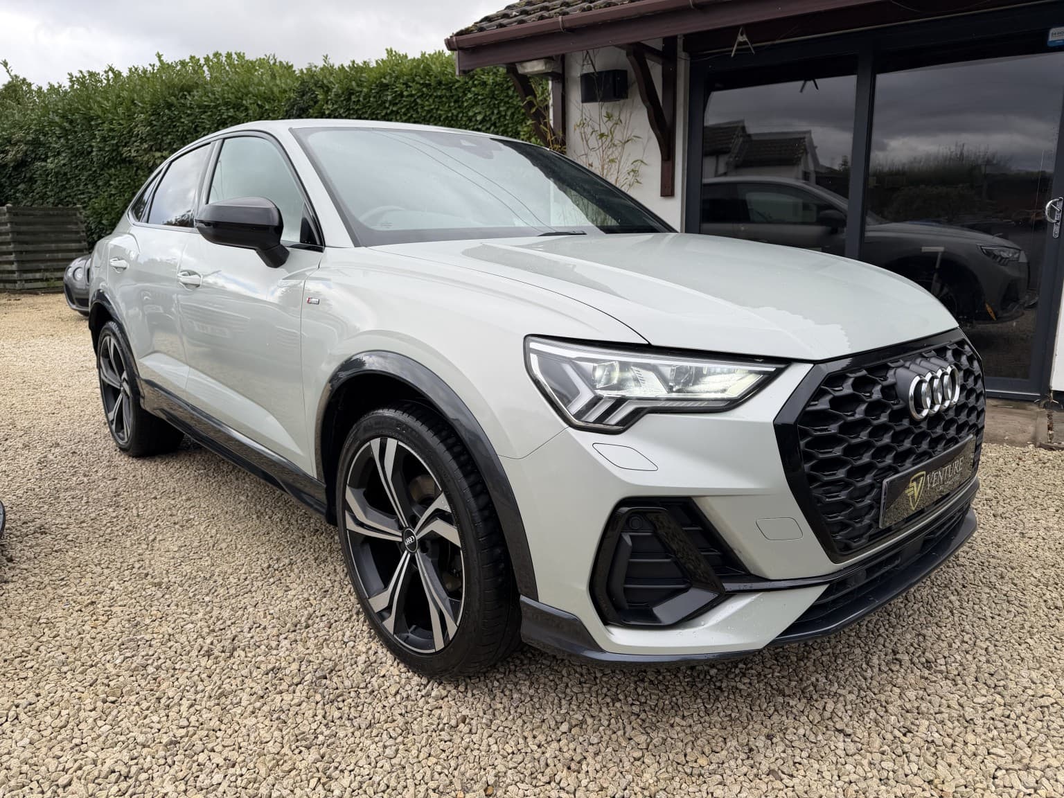 Audi Q3 - image 1 of 40