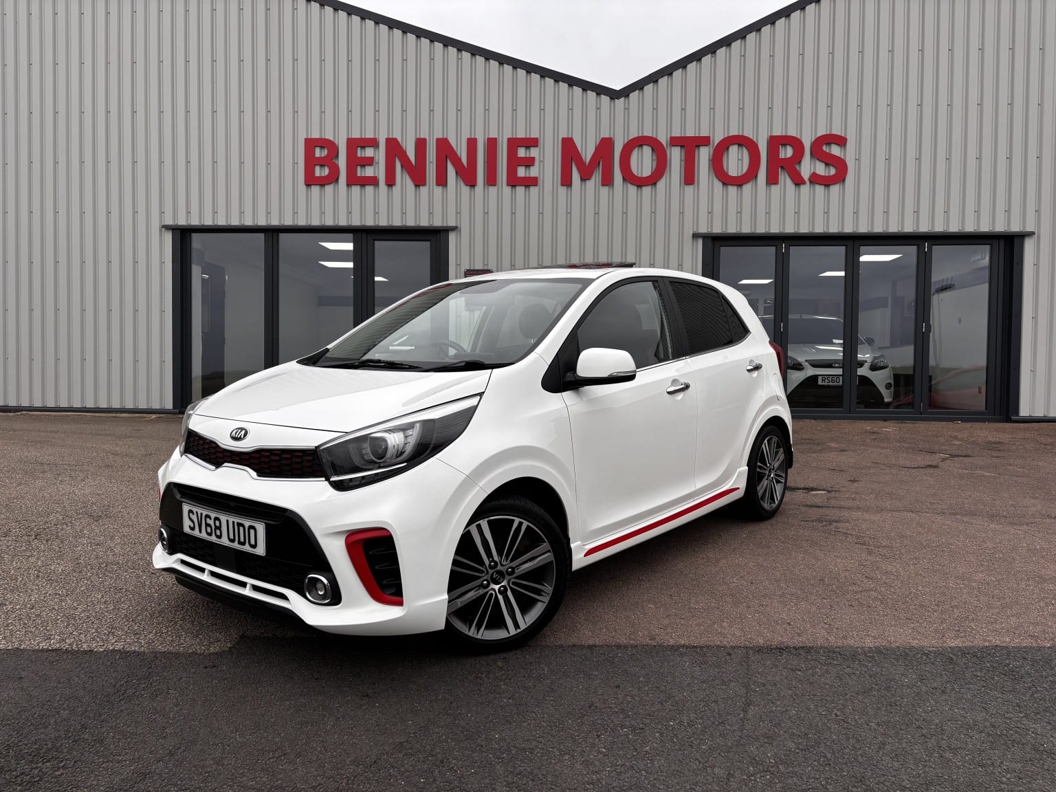 Kia Picanto - image 1 of 24