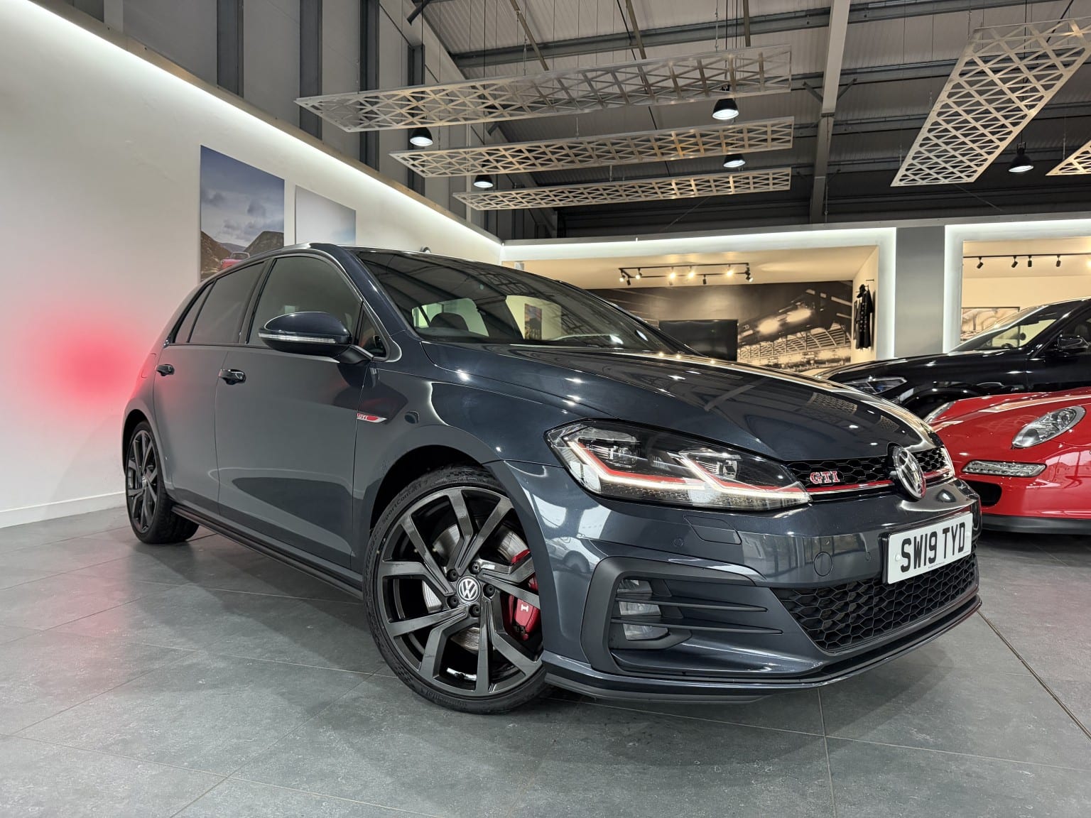 Volkswagen Golf - image 1 of 35