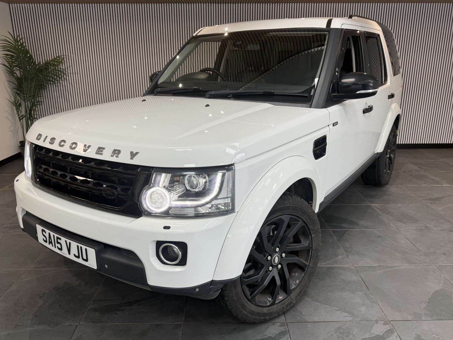 Land Rover Discovery 4 - image 1 of 35