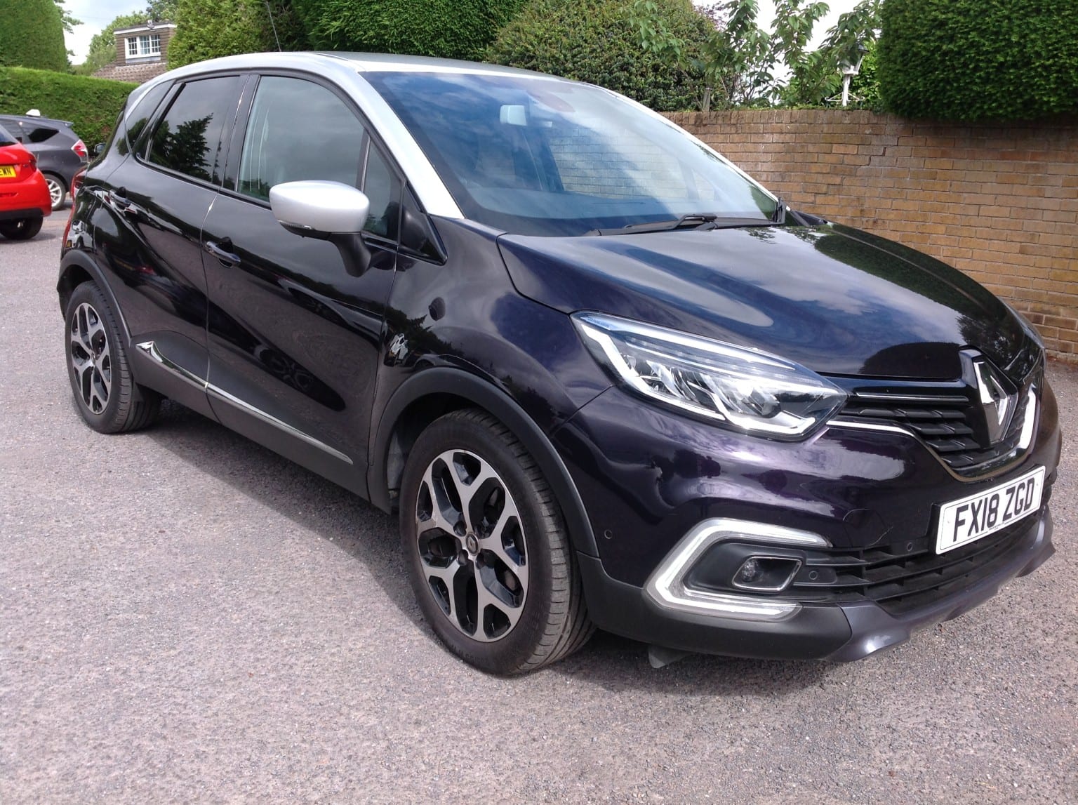 Renault Captur - image 1 of 25