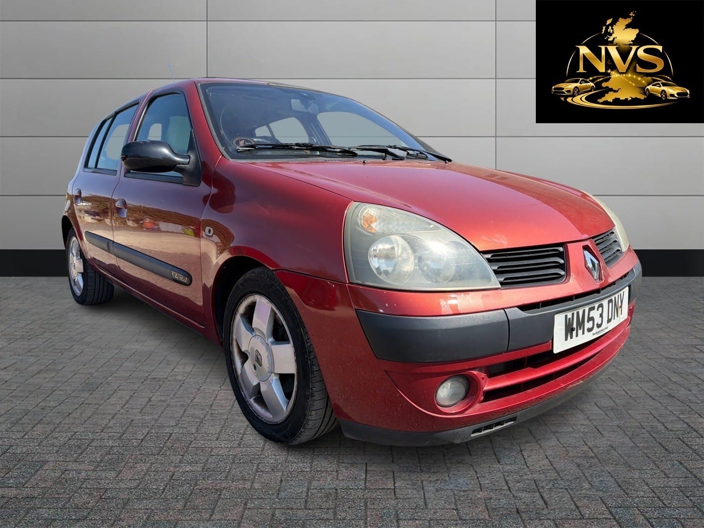 RENAULT CLIO - image 1 of 12