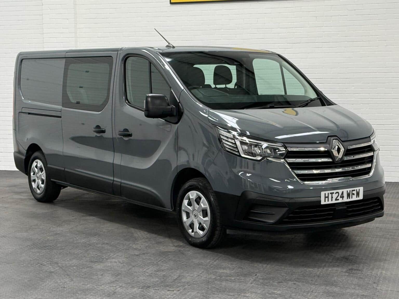Renault Trafic - image 1 of 98