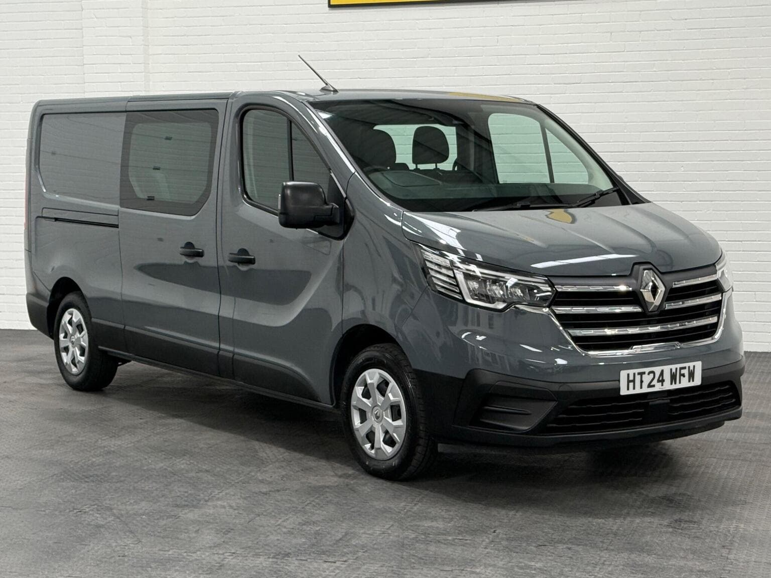 Renault Trafic - image 1 of 98