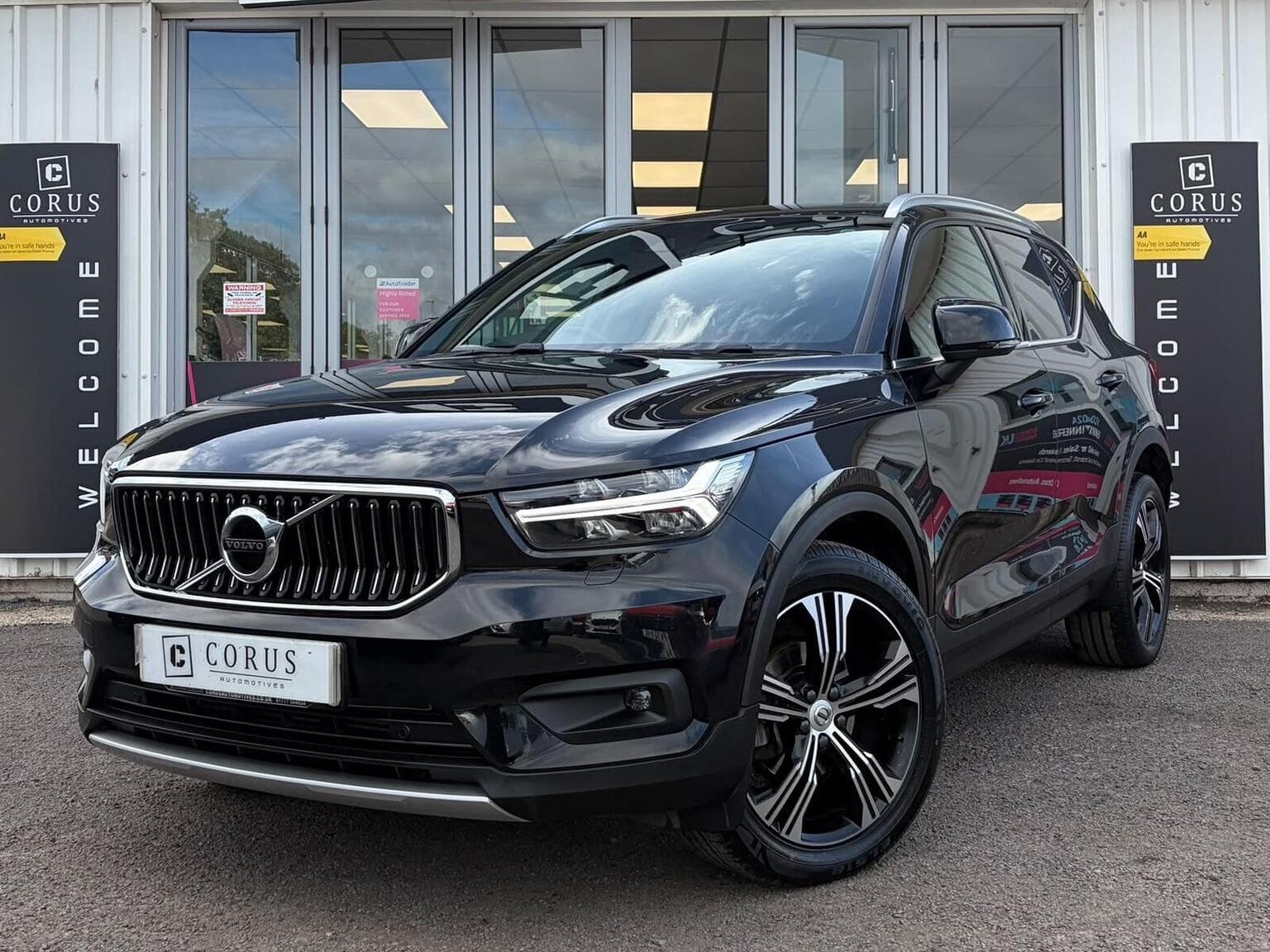 Volvo XC40 - image 1 of 48