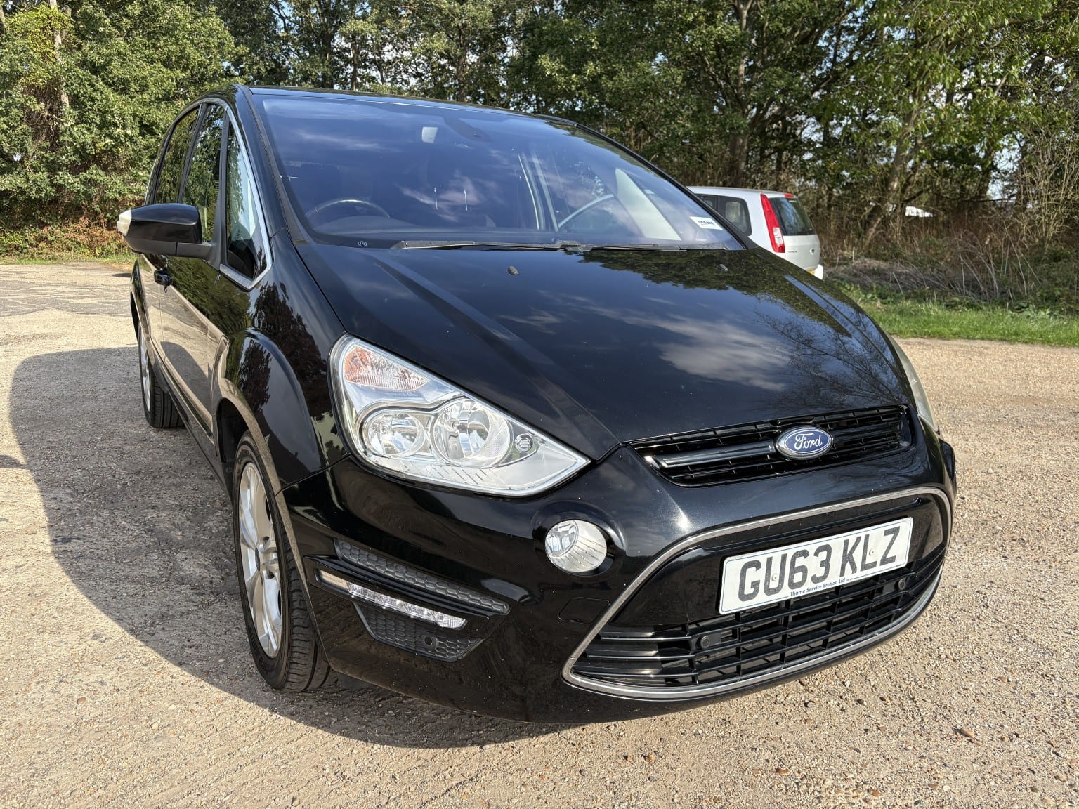 Ford S-MAX - image 1 of 26