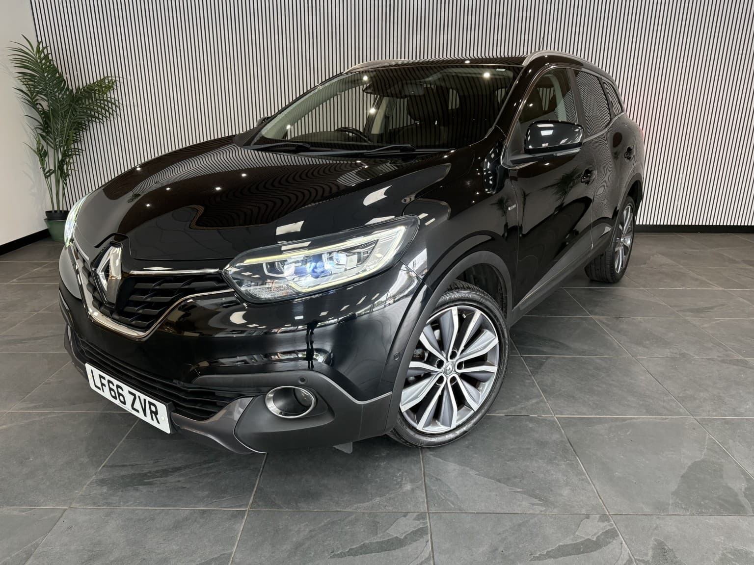 Renault Kadjar - image 1 of 33