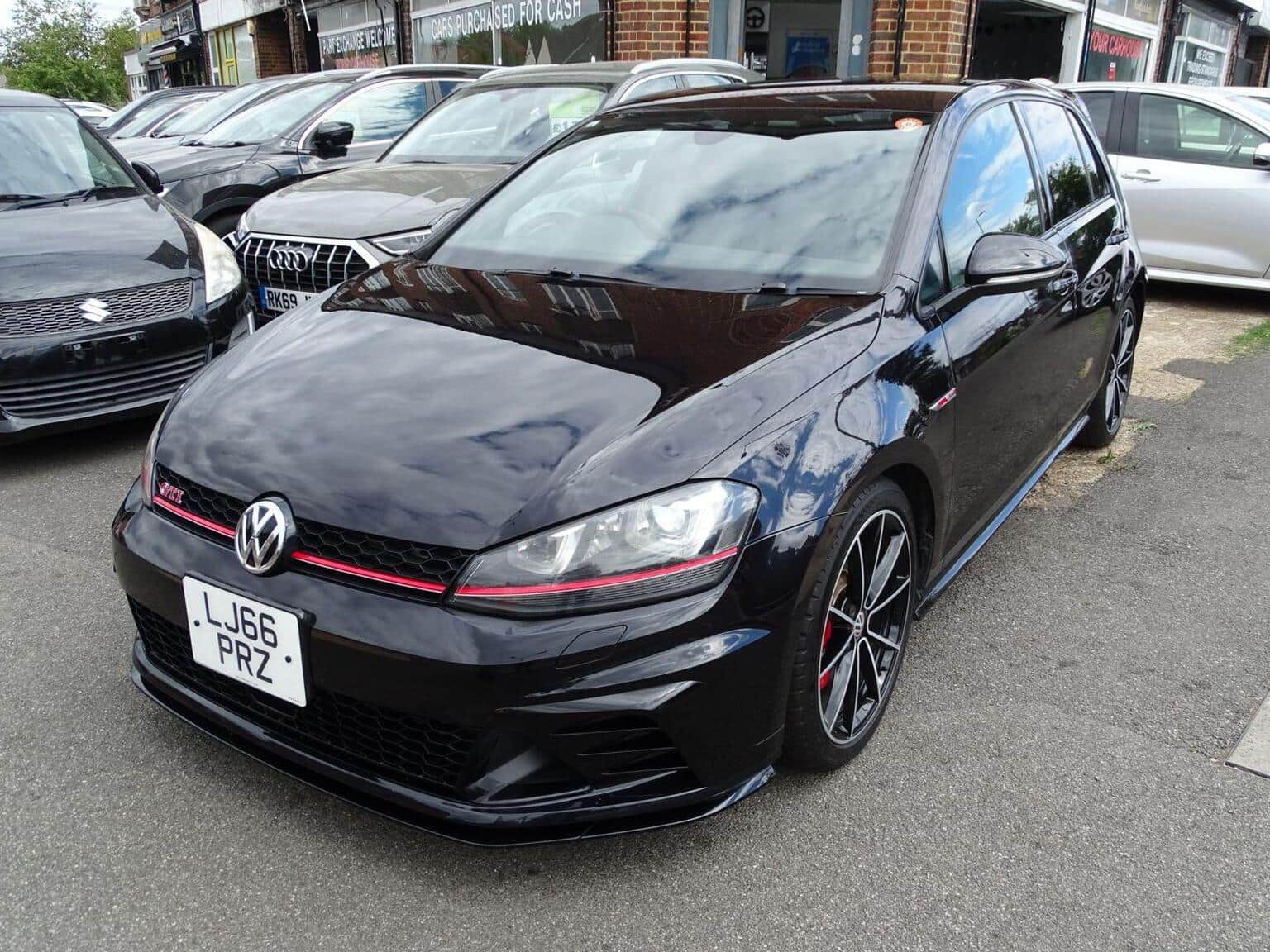 Volkswagen Golf - image 1 of 37