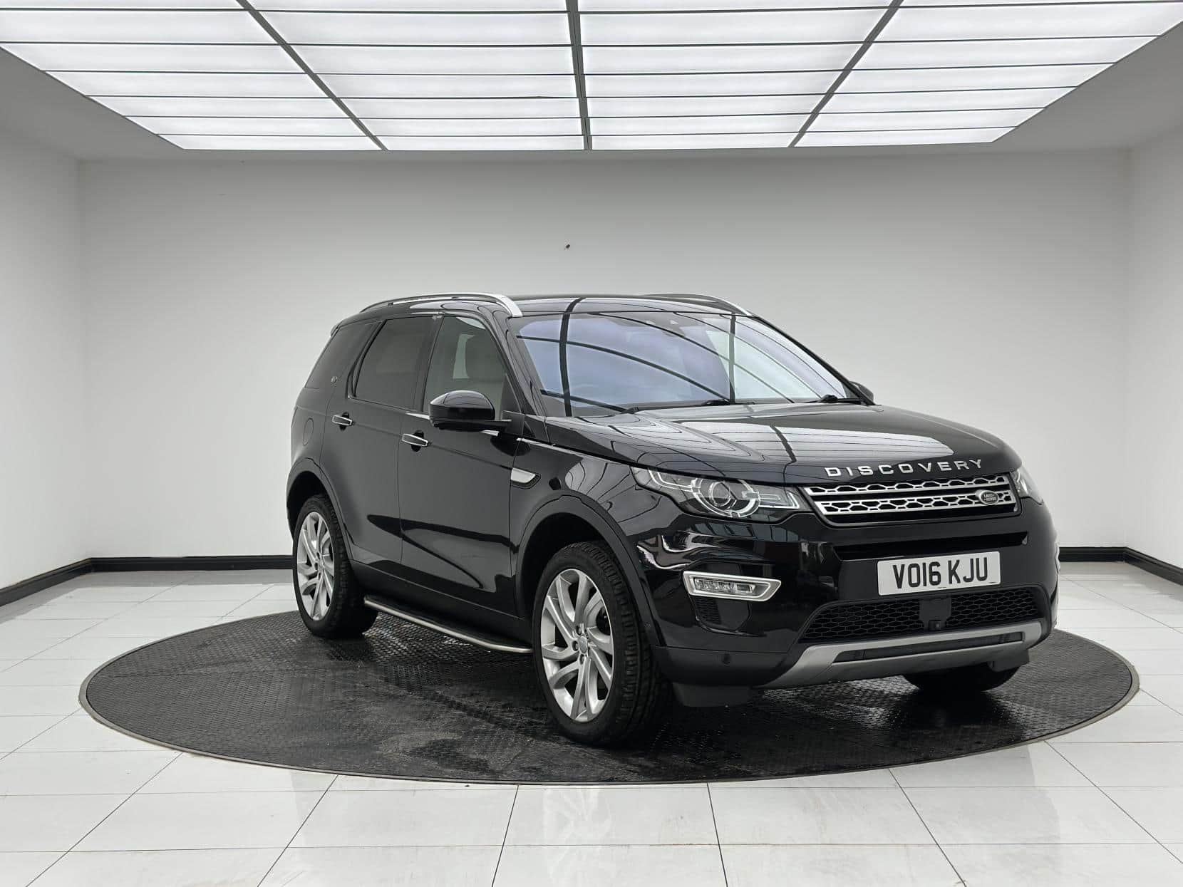 Land Rover Discovery Sport - image 1 of 62