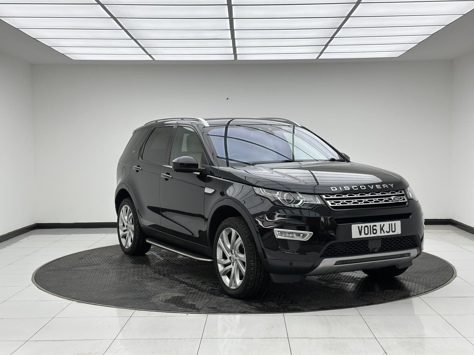 Land Rover Discovery Sport - image 1 of 62