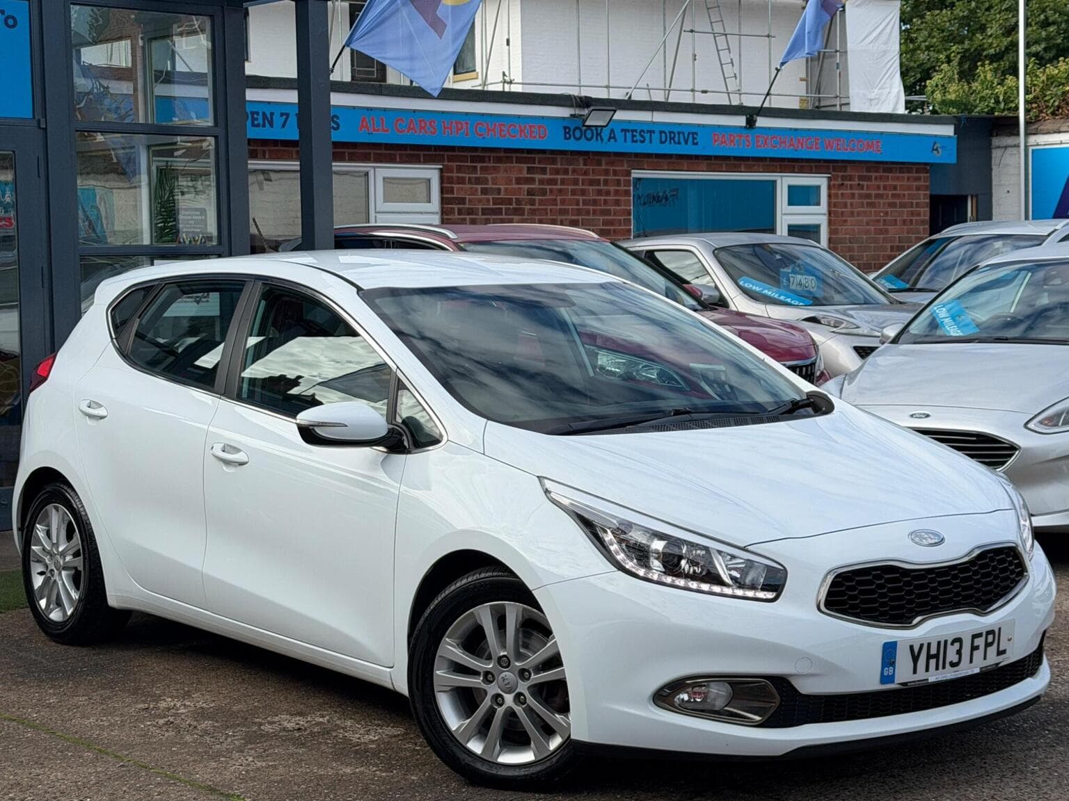 Kia Ceed - image 1 of 67