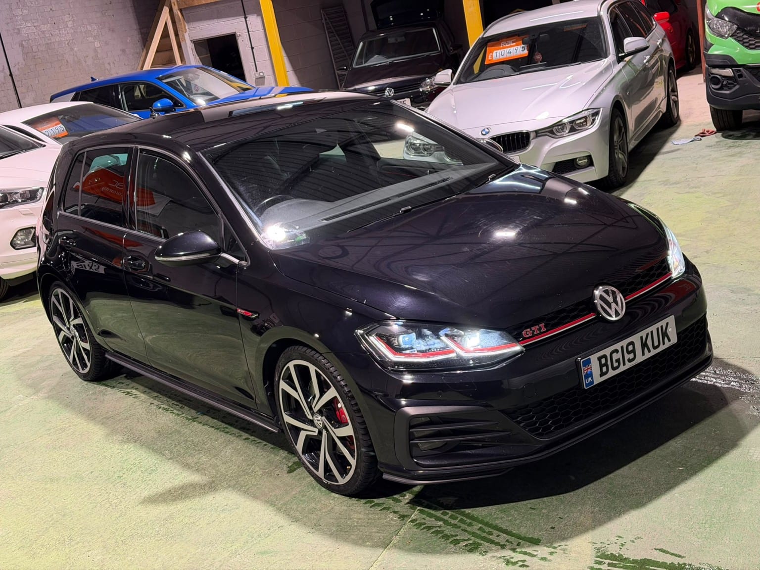 Volkswagen Golf - image 1 of 29
