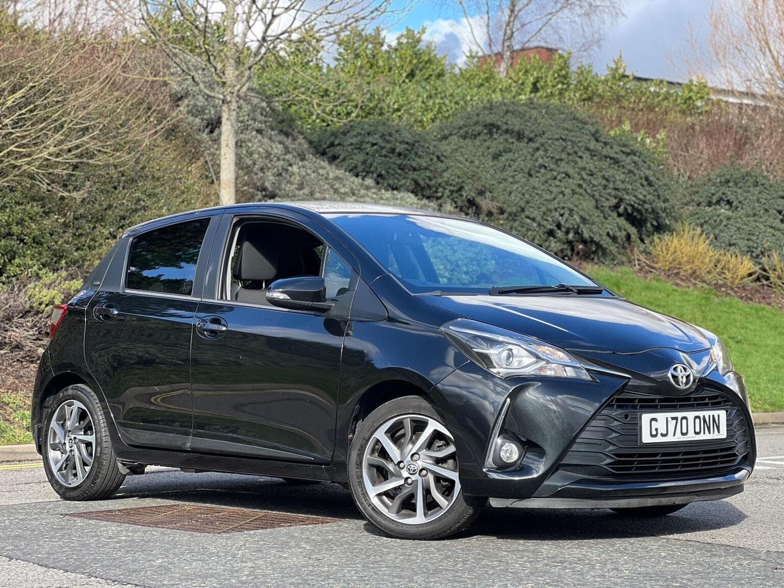Toyota Yaris - image 1 of 43