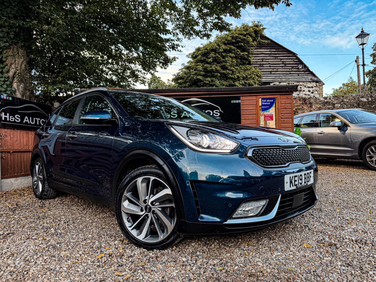 Kia Niro - image 1 of 47