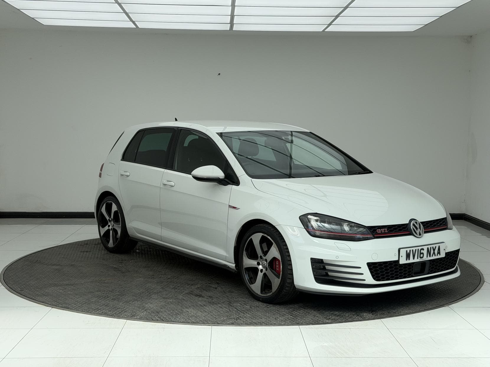 Volkswagen Golf - image 1 of 48