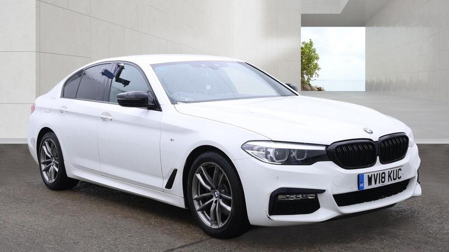 BMW 5 Series - image 1 of 17