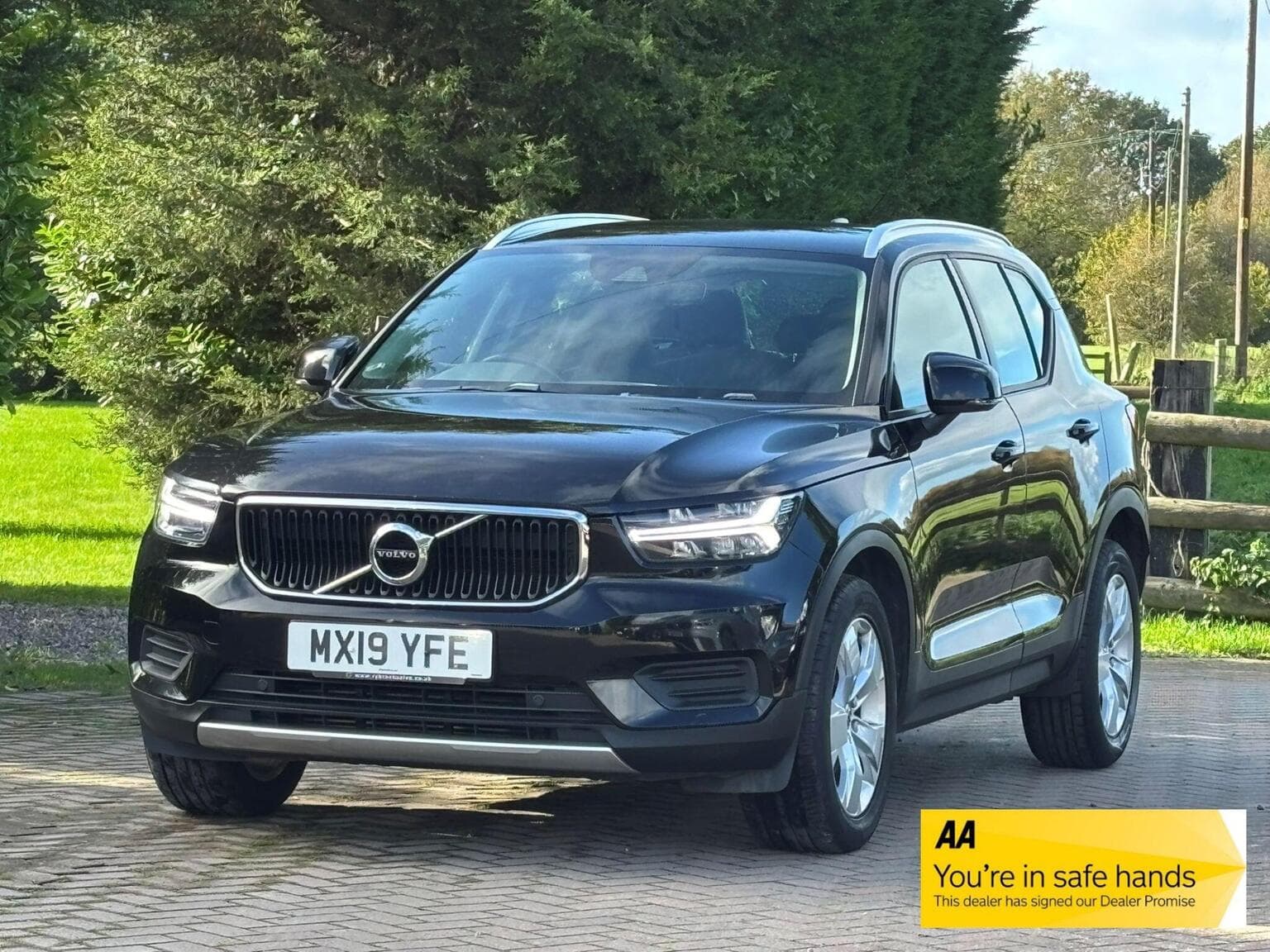Volvo XC40 - image 1 of 48