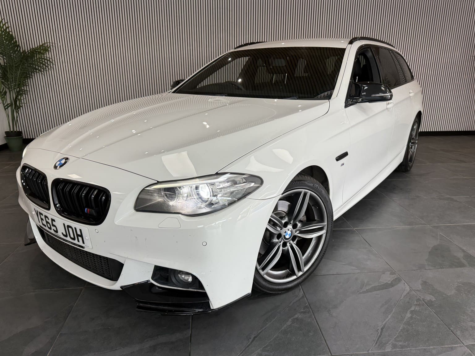 BMW 5 Series - image 1 of 32