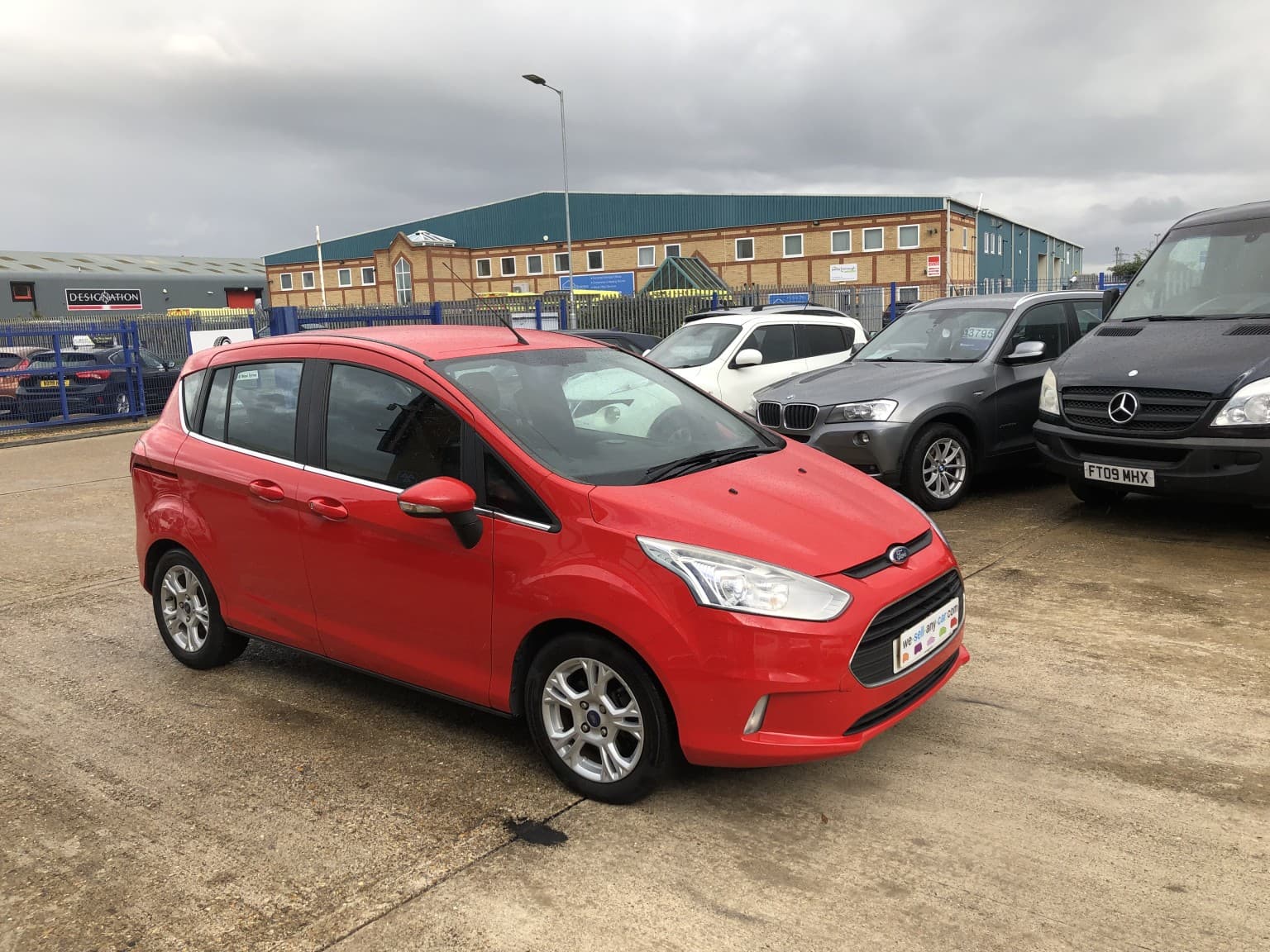 Ford B-MAX - image 1 of 25