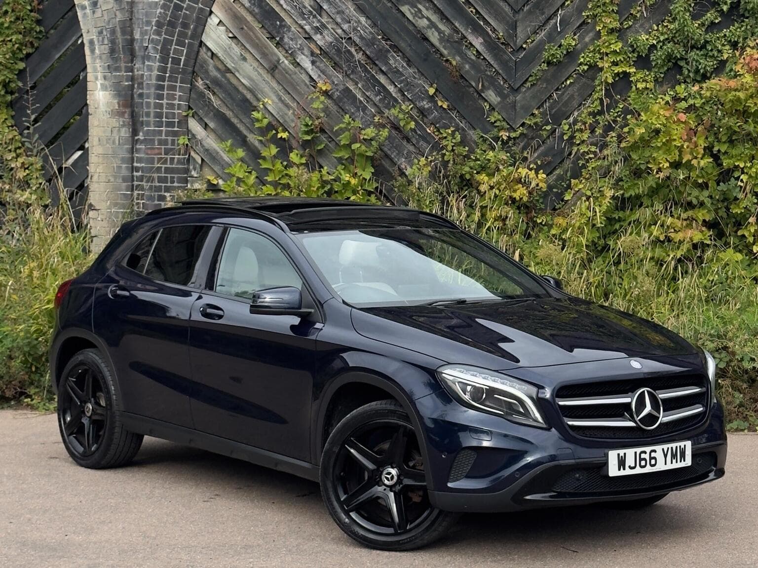 Mercedes-Benz GLA - image 1 of 61