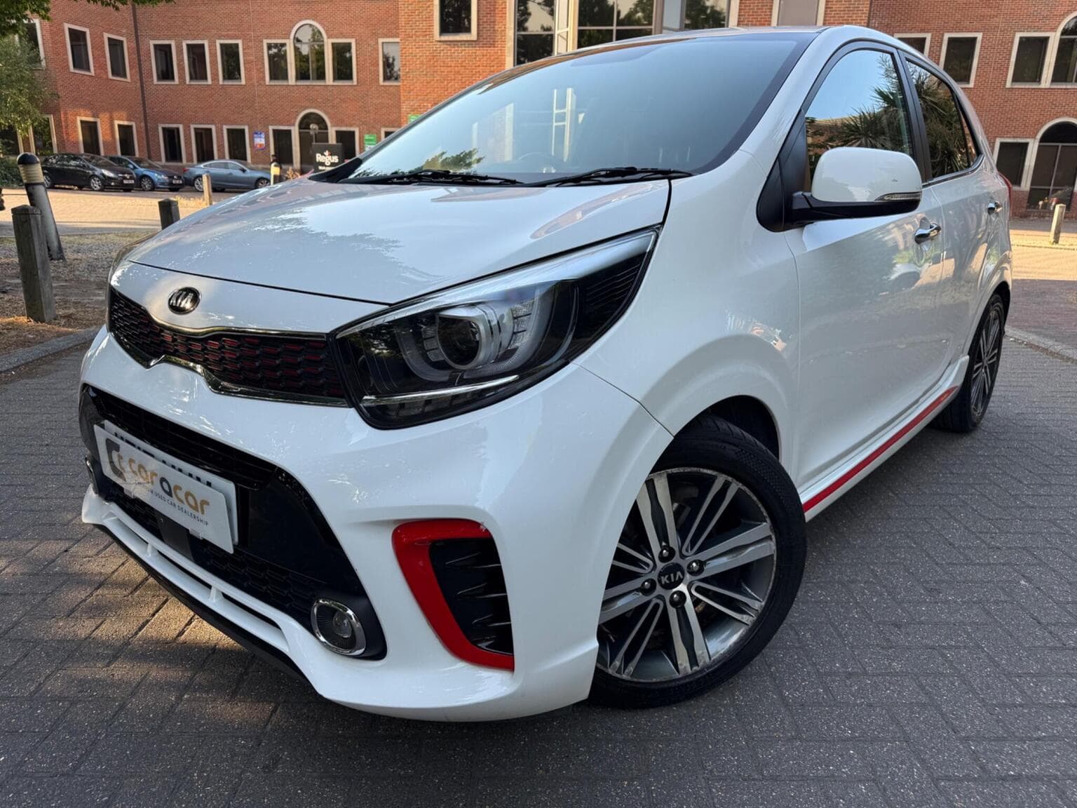 Kia Picanto - image 1 of 63