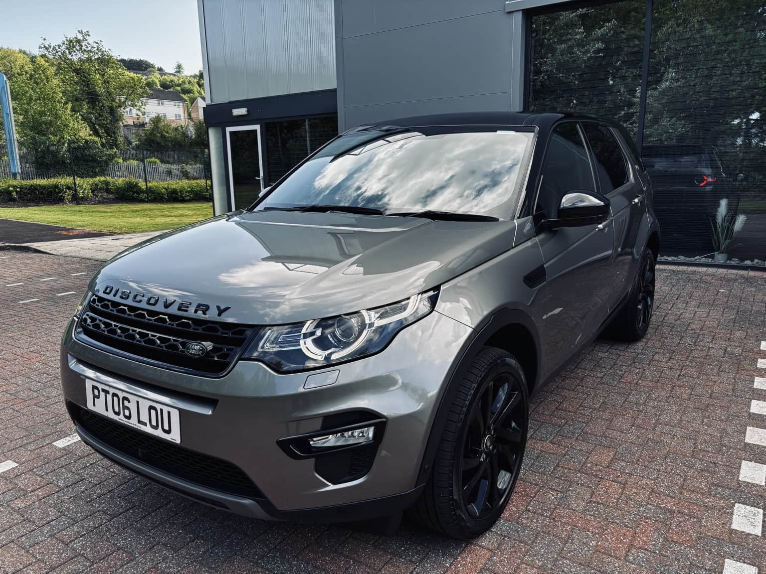 Land Rover Discovery Sport - image 1 of 64