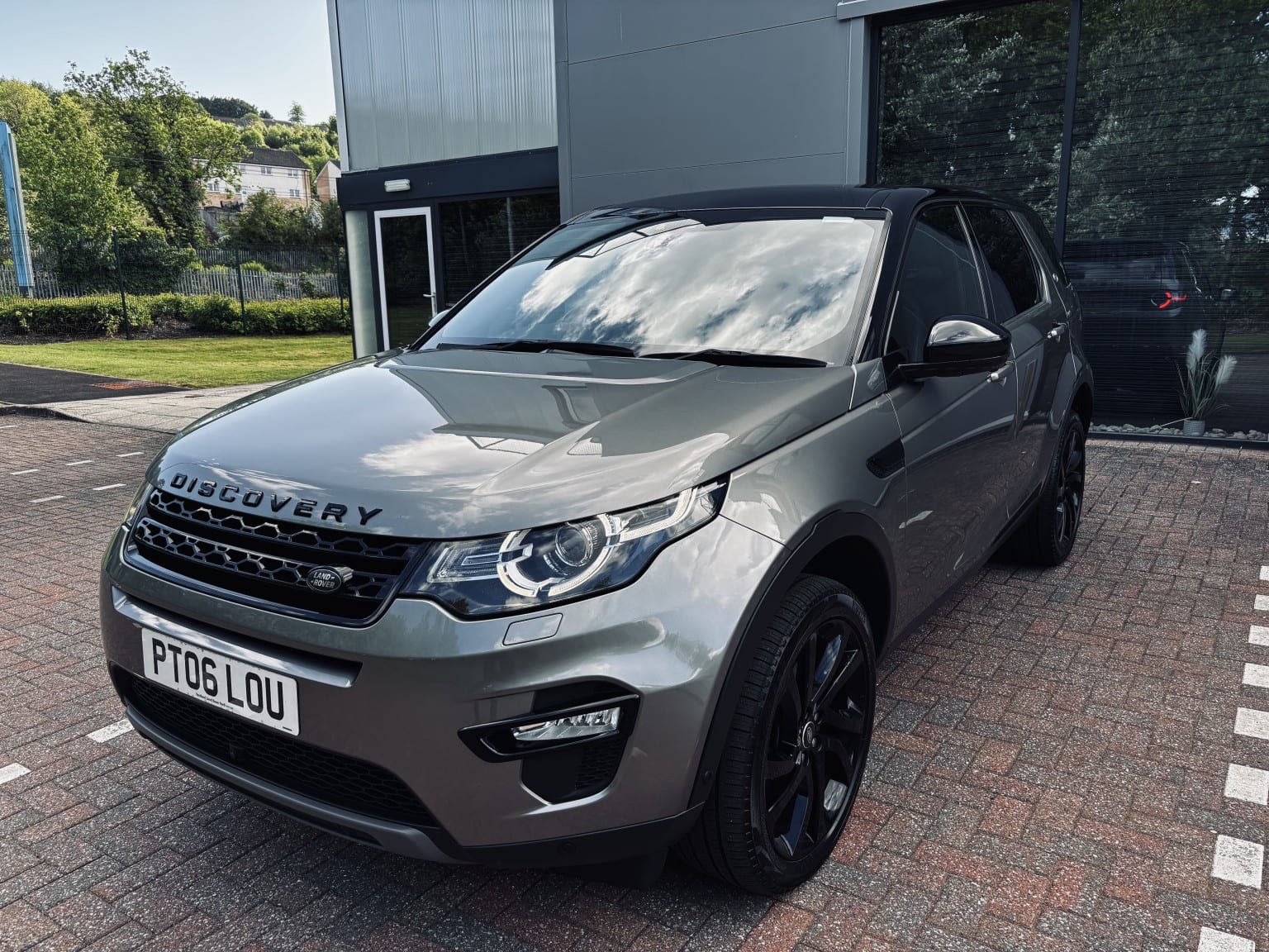 Land Rover Discovery Sport - image 1 of 64