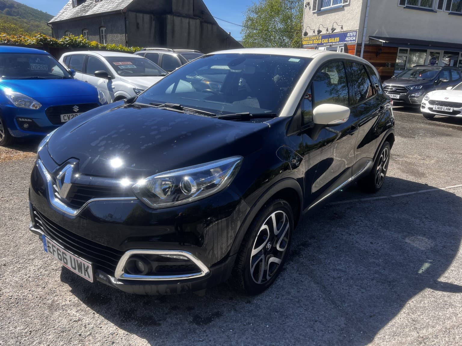 Renault Captur - image 1 of 6