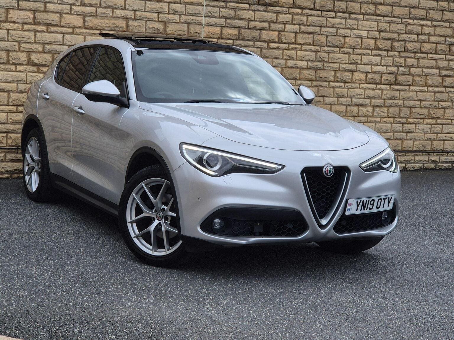 Alfa Romeo Stelvio - image 1 of 38